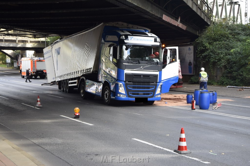 LKW blieb unter Bruecke haengen Koeln Ehrenfeld Innere Kanalstr Hornstr P281.JPG - Miklos Laubert